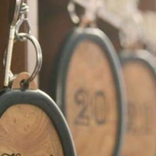 Finale, il Comune contro la "targhette selvagge": regole per il CIN a strutture ricettive e appartamenti