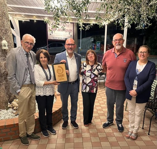 Da sinistra Giorgio Sibelli (vicesindaco di Testico), Lucia Moscato (sindaca di Testico), Maurizio Gazzarri (direttore tecnico della Rete dei Comuni Sostenibili), Mariangela Vairo (consigliera comunale), Pino Spampinato (consigliere comunale), Gabriella Viale (assessora).