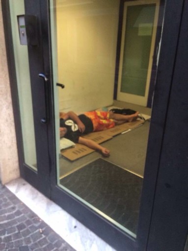 Dormitorio nell’atrio della Banca di via Genova ad Albenga