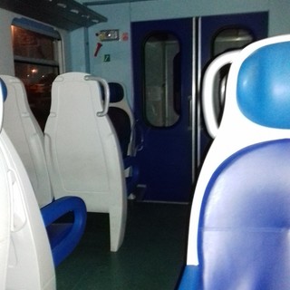 Carrozze al buio e aria condizionata al massimo: disagi sul treno regionale Genova-Savona