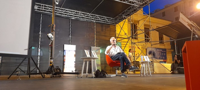 Savona, Travaglio riempie piazza Sisto: "Per le guerre bisogna cercare le cause, non le colpe che attengono alla morale"