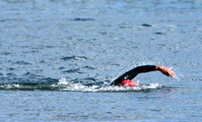 Alassio: Giovanni Brancato a nuoto dall'Africa all'Europa