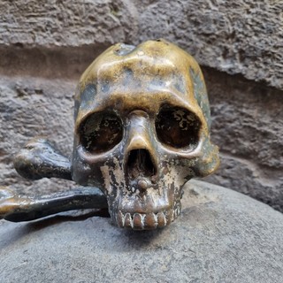 Una delle capuzzelle portafortuna in via dei Tribunali, 39 a Napoli