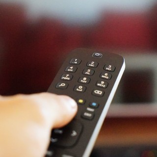 Dove comprare un televisore: meglio online o in negozio?