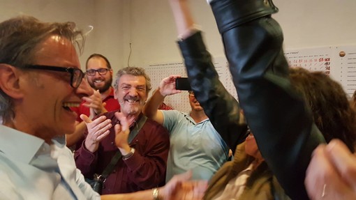 Albenga, festeggiamenti al point elettorale di Riccardo Tomatis (VIDEO)