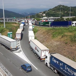Nuovi limiti ai Tir sull’Autostrada A10, Forzano: "Non vengono rispettati"