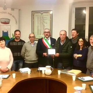 Tovo, il dottor Marino Basso riceve una targa commemorativa in occasione del suo pensionamento