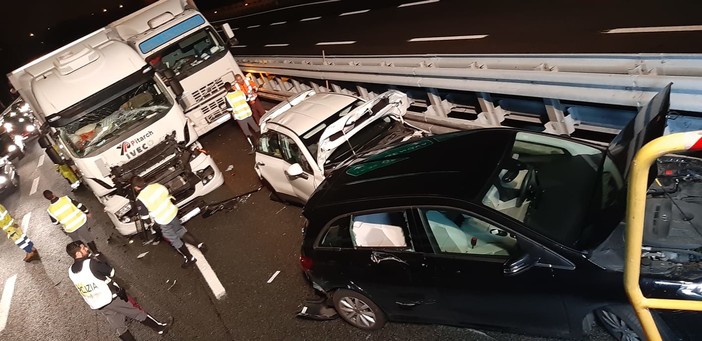 Maxitamponamento sulla A10 poco lontano dal casello di Savona