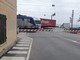 Aurelia e passaggi a livello, stavolta tocca a Borgio: tir sfonda la sbarra, traffico rallentato (FOTO)
