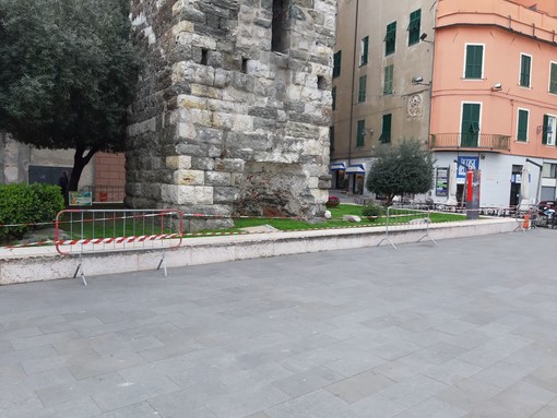 Savona, transennata la torre Riario: si spostano lastre d’ardesia sul tetto (FOTO)