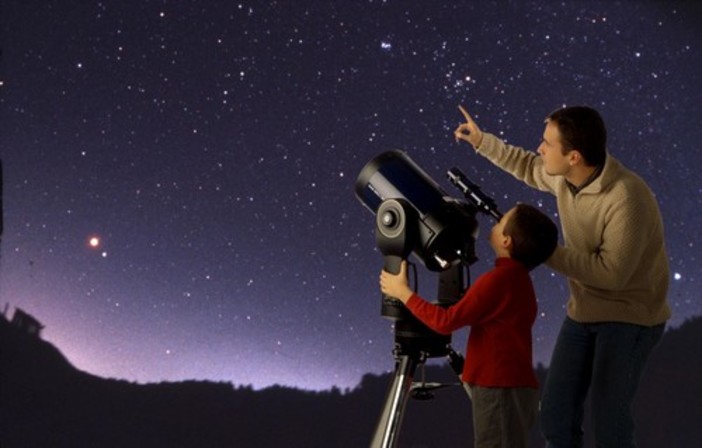 Occhi puntati al cielo per lo spettacolo dell'allineamento di sei pianeti Occhi puntati al cielo per lo spettacolo dell'allineamento di sei pianeti