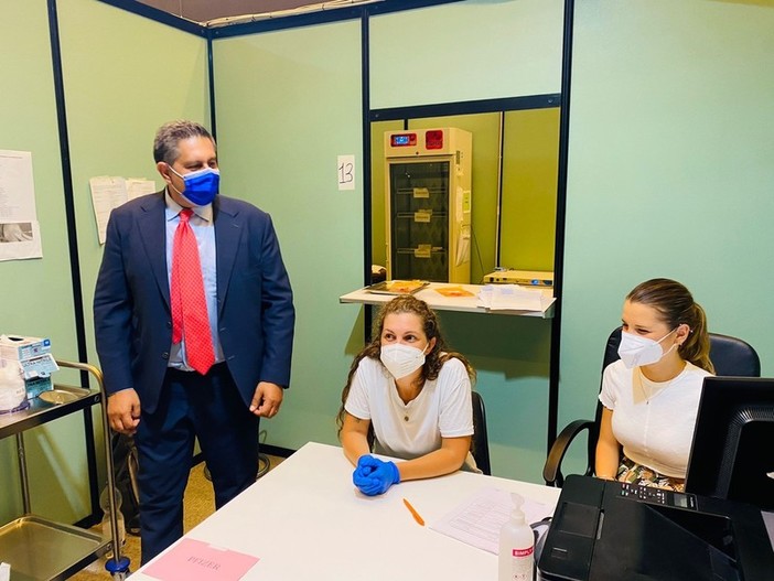 Covid, quasi 1.600 vaccini somministrati nel primo "open night" della Liguria
