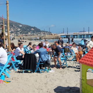 Il sole della primavera torna a scaldare la Riviera, tra tintarella e pause di gusto (FOTO)