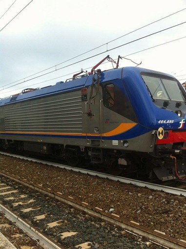 Treno trancia la linea aerea: circolazione ferroviaria sospesa tra Albenga e Andora