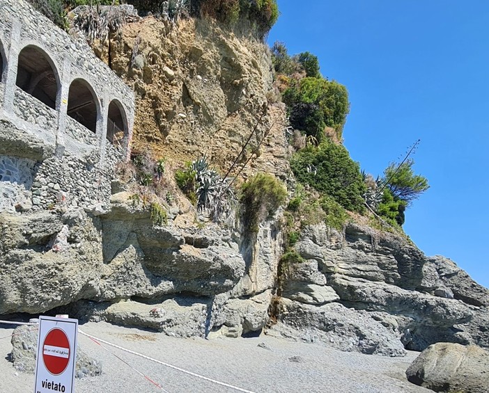 Caduta massi sulla spiaggia di Albisola, il sindaco firma l'ordinanza: divieto immediato di utilizzo e passaggio Caduta massi sulla spiaggia di Albisola, il sindaco firma l'ordinanza: divieto immediato di utilizzo e passaggio