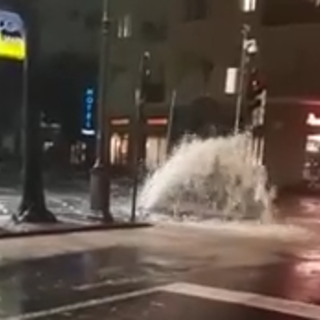 Geyser d'acqua da un tombino in viale Pontelungo ad Albenga (VIDEO)