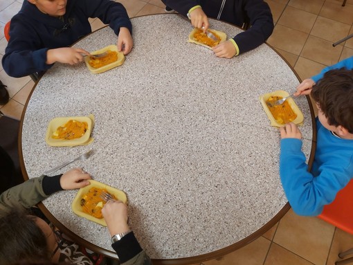 Un viaggio nel tempo attraverso i sapori: la preparazione della torta di zucca nella scuola primaria di Borgio Verezzi