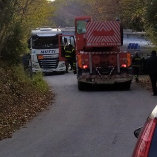Ancora un tir incastrato nell'entroterra: l'incidente ieri lungo la Sp 8 a Vezzi Portio (FOTO)