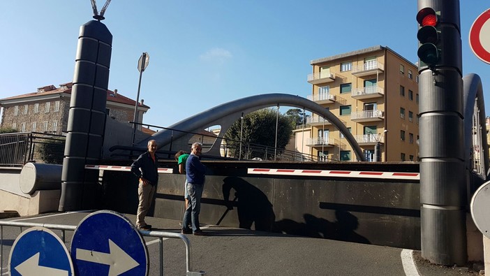 Prove di sollevamento per il ponte di Finalpia Prove di sollevamento per il ponte di Finalpia