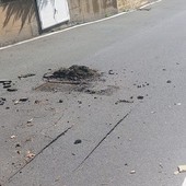 Si rompe un tubo e si crepa l'asfalto: chiusa via alla Rocca a Savona (FOTO) Si rompe un tubo e si crepa l'asfalto: chiusa via alla Rocca a Savona (FOTO)