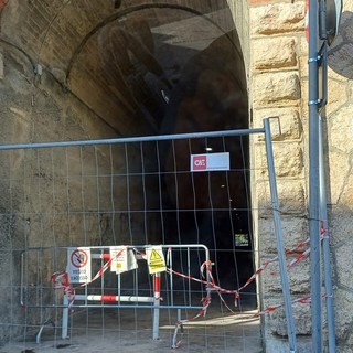 Albisola, chiuso il sottopasso vicino alla stazione per infiltrazioni: transennato l'accesso