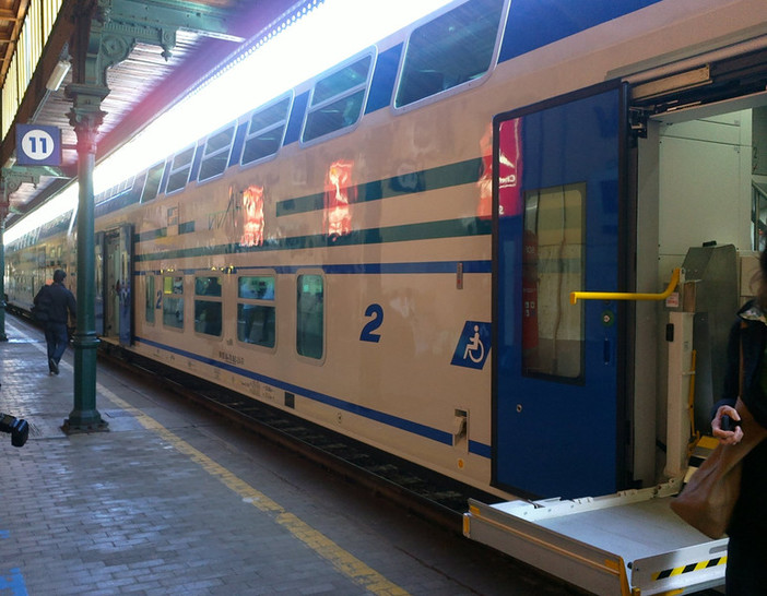 Non ha il biglietto e non vuole scendere dal treno, disagi in stazione ad Albenga