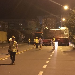 La &quot;talpa&quot; dell'Aurelia bis conclude il suo lavoro: durante la notte il trasporto da Corso Ricci al porto (FOTO e VIDEO)