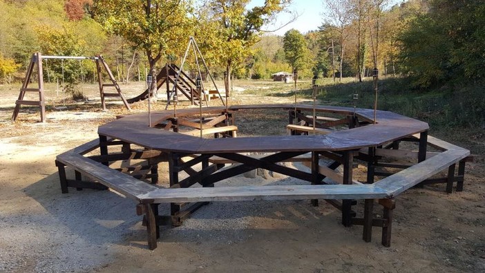 Roccavignale, un "tavolo dell'amicizia" lungo il fiume Zemola (FOTO) Roccavignale, un "tavolo dell'amicizia" lungo il fiume Zemola (FOTO)