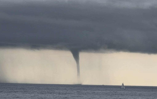 Tromba marina al largo di Celle: le immagini del fenomeno nel mare cellese (FOTO e VIDEO) Tromba marina al largo di Celle: le immagini del fenomeno nel mare cellese (FOTO e VIDEO)