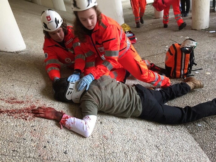 Macchina si ribalta in galleria a Spotorno, feriti "finti": è il "Triathlon del Soccorso"