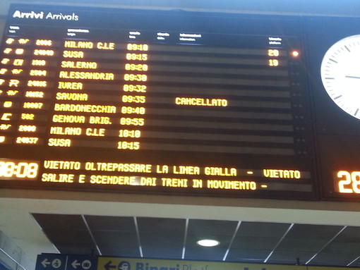 Il tabellone di Torino Porta Nuova, che mostra il treno in arrivo da Savona come "cancellato"