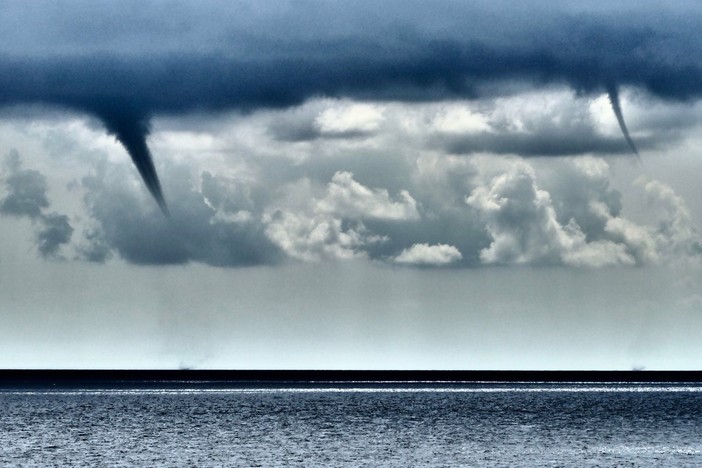 Le foto pubblicate sulla pagina Facebook Meteo Riviera Ligure.