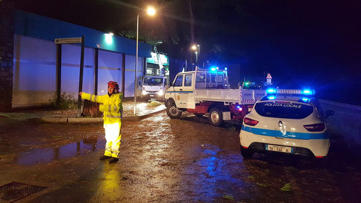 Foto tratta dalla pagina Facebook "Antincendio Boschivo - Protezione Civile Finale Ligure" Foto tratta dalla pagina Facebook "Antincendio Boschivo - Protezione Civile Finale Ligure"