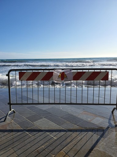 Mareggiata ad Alassio, chiusure straordinarie di molo e passeggiate Mareggiata ad Alassio, chiusure straordinarie di molo e passeggiate