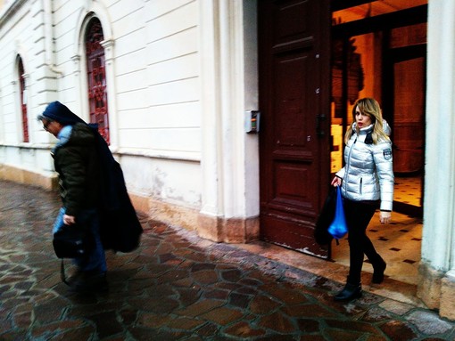 Nella sequenza di tre foto: la troupe di Pomeriggio 5 esce dal Comune di Alassio