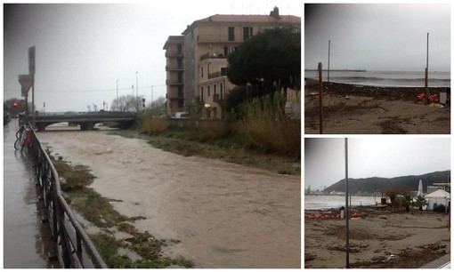 Vado Ligure: fiume ancora ingrossato, detriti in spiaggia ma niente più
