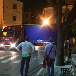 A10 chiusa per incendio: tir incastrato sul ponte medioevale di Finalborgo (FOTO e VIDEO)