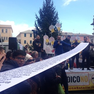 Di Battista a Savona: "Berlusconi un pivello a confronto di Renzi"