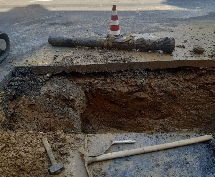 Varazze, si rompe un tubo tra via Carattino e via Malocello: attività e privati senza acqua AGG: Ripristinato, nuovo guasto in via IV Novembre (FOTO) Varazze, si rompe un tubo tra via Carattino e via Malocello: attività e privati senza acqua AGG: Ripristinato, nuovo guasto in via IV Novembre (FOTO)