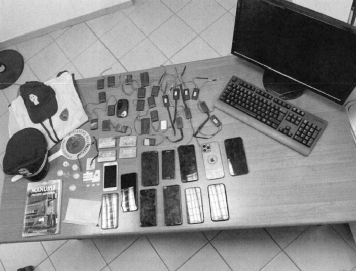 Auricolari e microcamere nascoste: la truffa per superare l'esame della patente Auricolari e microcamere nascoste: la truffa per superare l'esame della patente