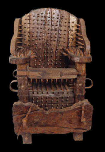 Gli strumenti di tortura medioevale in mostra a Finalborgo