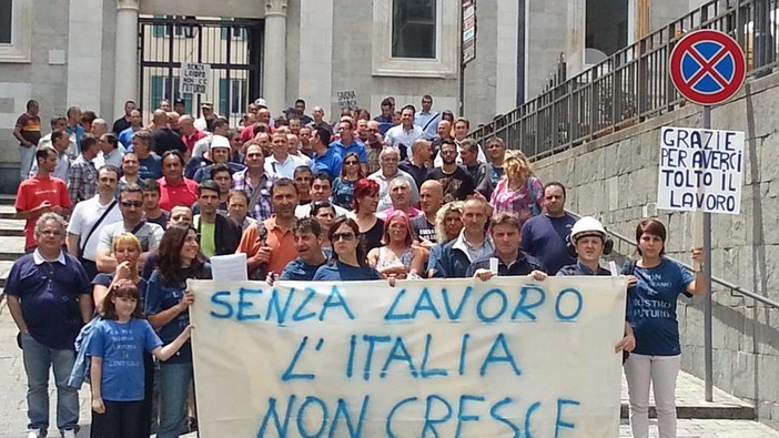 Presidio lavoratori Tirreno Power in piazza Sisto IV e di fronte al Palazzo Santa Chiara di via Pia