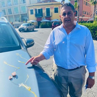 Uova contro l'auto di Toti lanciate da no vax durante una visita a Spotorno (FOTO)