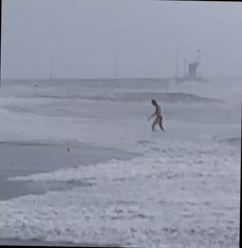 Loano, il video del bagnante che sfida l'allerta meteo Loano, il video del bagnante che sfida l'allerta meteo