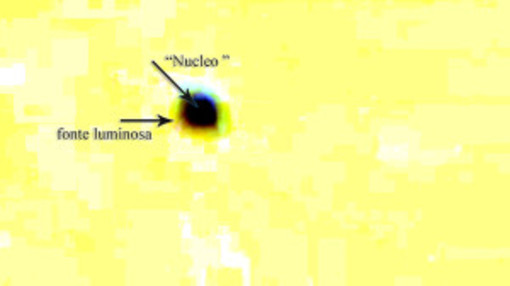 L'UFO lascia la luna e scompare nello spazio L'UFO lascia la luna e scompare nello spazio