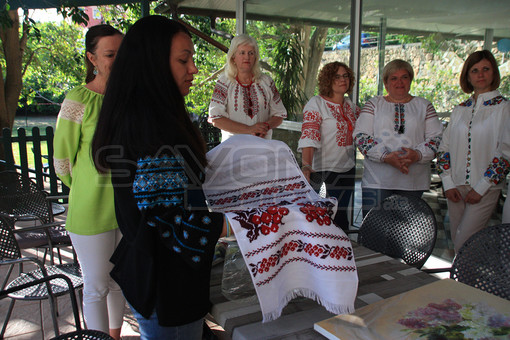 Vedove ucraine ospiti a Finale: quegli sguardi che parlano di dolore e di guerra cercando un abbraccio dal mare