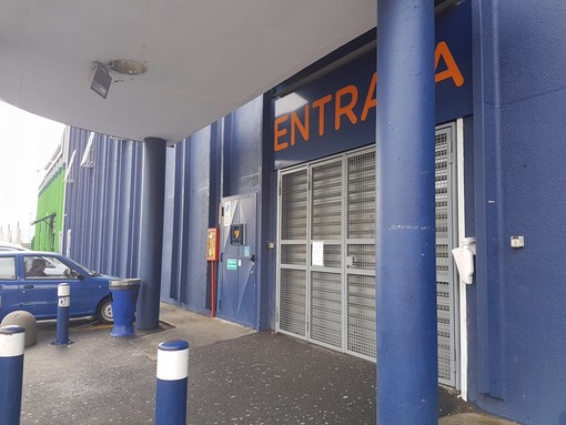 Chiuso per lavori l'Unieuro di Cisano dopo il crollo di ieri