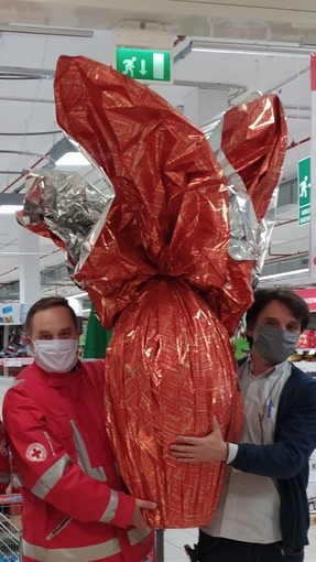 La Croce Rossa di Toirano dona uovo da 9 kg al Pronto Soccorso del Santa Corona (FOTO e VIDEO) La Croce Rossa di Toirano dona uovo da 9 kg al Pronto Soccorso del Santa Corona (FOTO e VIDEO)