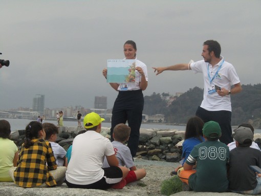 "Un solo mare per tutti" ad Albisola, gli studenti tra i laboratori sulla sostenibilità ambientale e i consigli del campione di windsurf Matteo Iachino (FOTO)