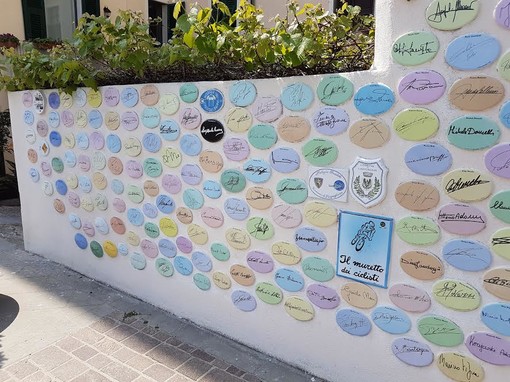 A Laigueglia nasce una nuova piastrella sul "muretto" dei ciclisti